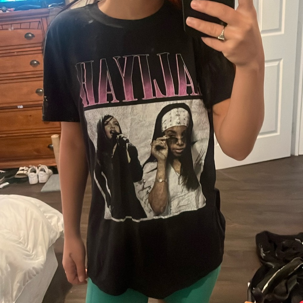 Aaliyah shirt from merch very light weight and comfortable